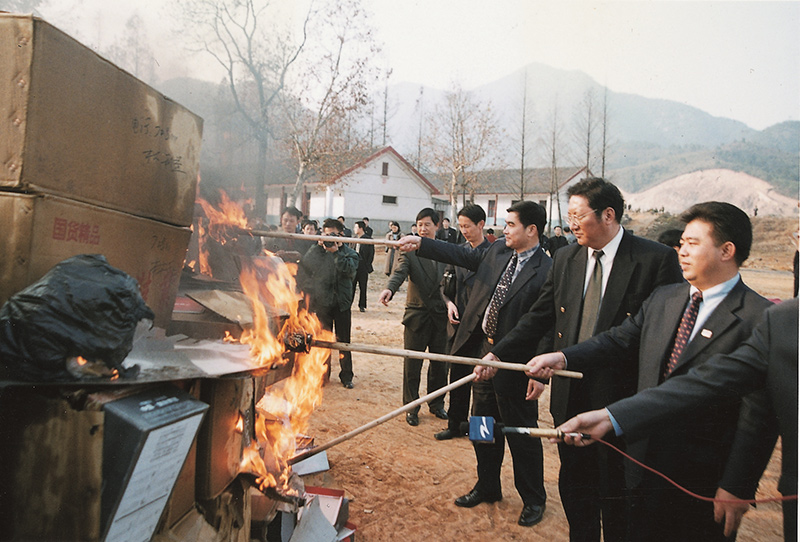 1999年12月15日，尊龙凯时集团董事长王振滔在杭州火烧假冒温州鞋，洗雪温州多年耻辱。_副本.jpg